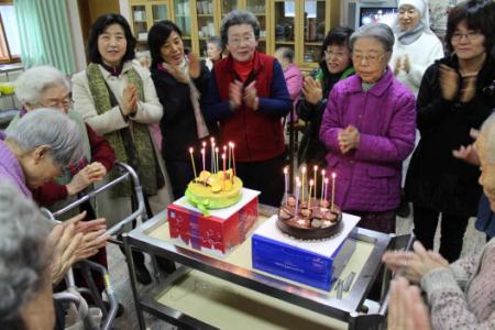 조원2동 부녀회&#44; 홀몸어르신 12월달 생신 축하